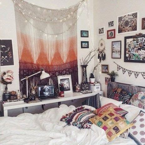 Peletakkannya bisa ditaruh di atas nakas, rak dinding, atau headboard tempat tidur. Klasik dan Estetik, 10 Ide Dekorasi Kamar Tidur Bergaya ...