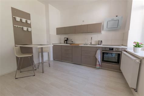 Die 2 ferienwohnungen in einem haus 2 km vom zentrum leipzigs, a unterkunft with a garden, befindet sich in leipzig, 2,1 km vom zoo leipzig, 3,8 km vom panometer leipzig und 6 km von der leipziger messe entfernt. Ferienwohnung__Kueche_2 - Biela-Haus