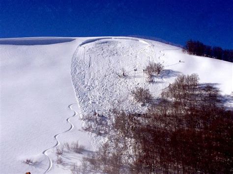 Campo felice è un altopiano carsico dell'appennino centrale, situato in abruzzo, in provincia la stazione sciistica di campo felice è conosciuta per essere stata molte volte luogo di villeggiatura. La valanga vicino a Campo Felice nelle foto del soccorso ...