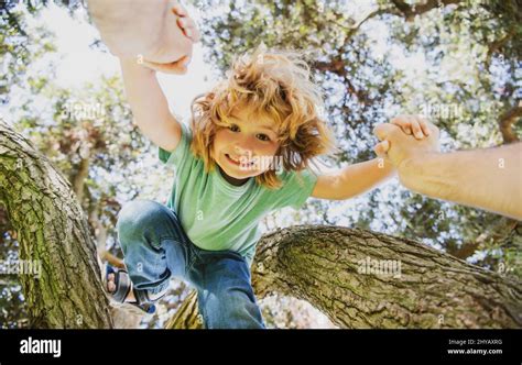 Vater Hilft Sohn Väter Hand Und Helfen Sohn Baum Zu Klettern Kinderschutz Stockfotografie Alamy