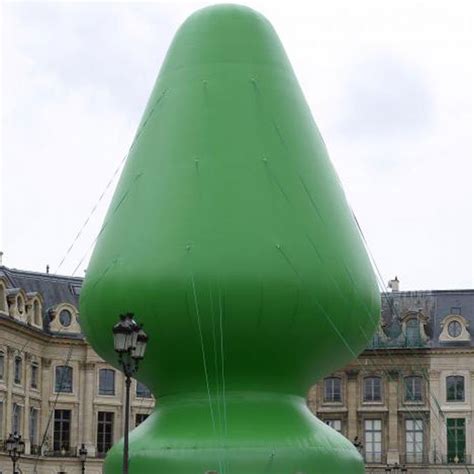 Un Sapin De Noël Comparé Avec Sex Toy Sur La Place Vendôme à Paris Marie Claire