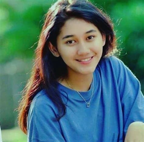 Jenuh aku mendengarmanisnya kata cintalebih baik sendiribukannya sekaliseringku mencobanamun kugagal lagimungkin nasib inisuratan tangankuharus tabah. Chord Gitar Dan Lirik Lagu Nike Ardila - Bintang Kehidupan - mergokahanan