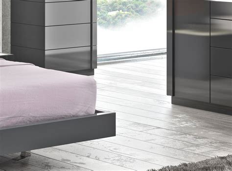 Lacquered Stylish Wood Elite Platform Bed With Long Panels Las Vegas