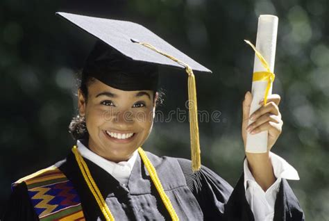 het jonge vrouw een diploma behalen stock foto image of energie amerikaans 4643262