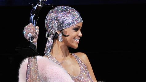 Rihanna Honored For Style At Annual Cfda Awards Cbs News