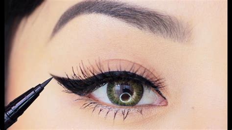 How To Apply Liquid Eyeliner Beginners Pin On Makeup Applying Liquid Eyeliner To Get A