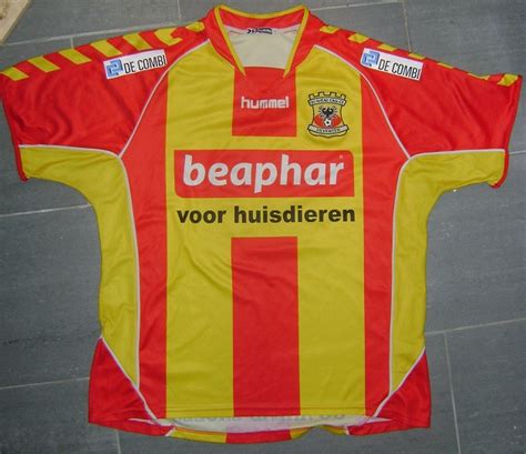 Met een frisse jonge ploeg hoopt de club zich dit jaar de handhaven. Go Ahead Eagles Home football shirt 2007 - 2008.