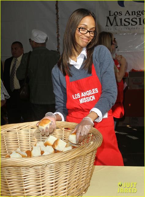 Zoe Saldana Serves Thanksgiving Meals To The Homeless Photo 2603540