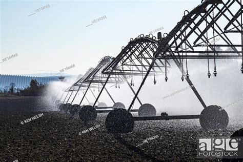 Lateral Move Irrigation System Self Propelled Irrigation System Stock