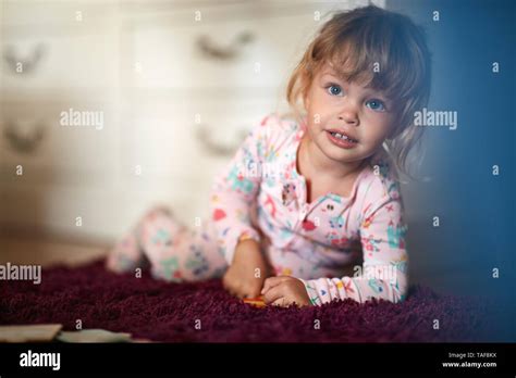 Petite Fille Aux Grands Yeux Bleus Banque De Photographies Et Dimages Haute R Solution Alamy