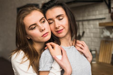 Primer Plano De La Mano De La Joven Mujer Lesbiana Envuelta En Una