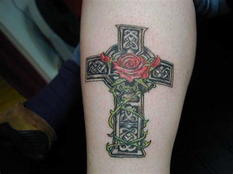 A celtic cross itself is a representation that combines a typical christian cross with a circle or a ring surrounding the part of the meeting point. Celtic Cross & Rose tattoo