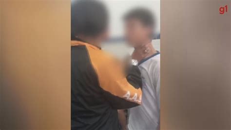 V Deo Mostra Aluno Acusado De Denunciar Beijo De Professora Sendo Agredido Por Colega Durante