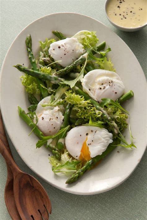 I may not share salad recipes too often, but that doesn't mean i don't eat them behind the scenes. Asparagus and Poached Egg Salad