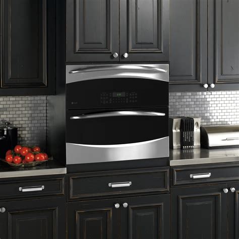 Proflow convection air baffle, located around the convection fan, ensures balanced airflow for even heat distribution; GE Profile Series PT925SNSS 30" Double Wall Oven - Stainless