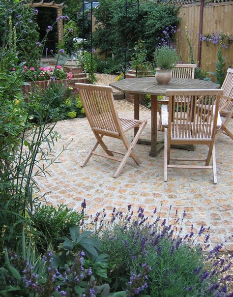 Traditional Courtyard Garden With Cobbles And Lavender Modern Design