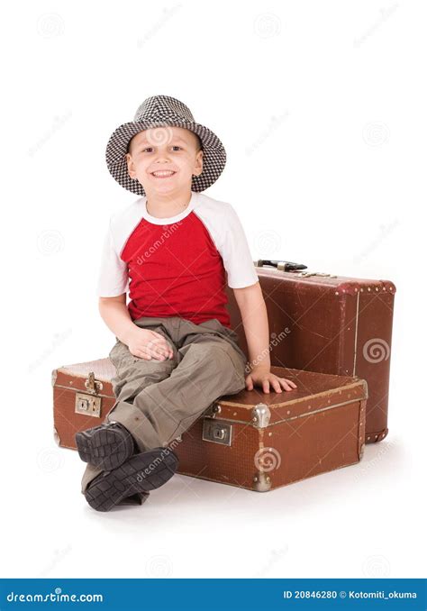Kleiner Junge Sitzt Auf Einem Koffer Stockfoto Bild Von Reisender Hose 20846280