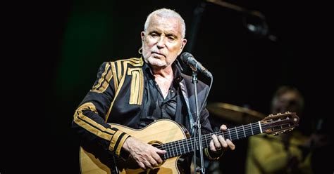 Plutôt que de céder au sempiternel blues de fin de tournée, le stéphanois s'est bon pied, bon œil, boucle d'oreille à droite, bernard lavilliers est fidèle à son mythe. Exclusif - Bernard Lavilliers en concert à la Salle Pleyel à Paris. Le 5 octobre 2018 © Cyril ...