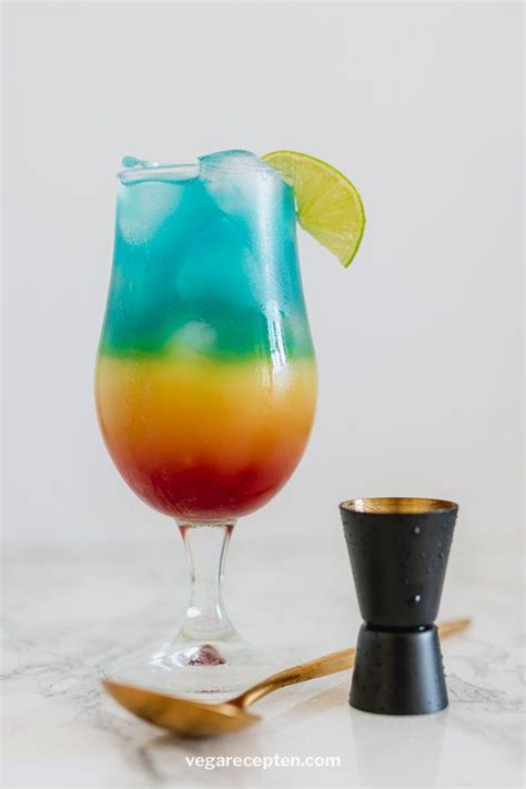Rainbow Paradise Cocktail With Blue Curacao Vega Recepten Recipe Rainbow Drinks Orange