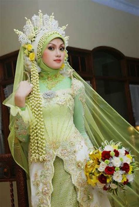 Untuk lebih mewahnya, anda bisa atau bisa juga anda memilih gaun pengantin warna hijau tosca dengan model brokat pattern penuh dimana biasanya dikombinasikan dengan. 16 Contoh Model Baju Pengantin Muslim Warna Hijau ...