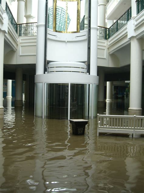 Going Down The Flooding At Meadowhall Shopping Mall Keefo2008 Flickr