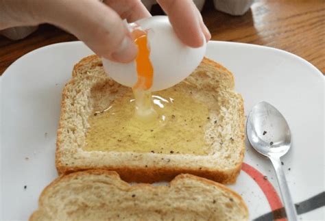 Ze breekt een ei boven een boterham Wat ze er daarna van maakt Dit