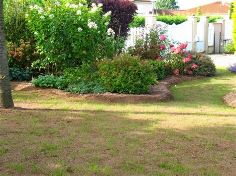 Ainsi elle profitera d'un sol encore chaud et des pluies automnales pour s'installer, et si votre terre est lourde et collante, ajoutez une couche de sable avant de retourner afin d'alléger le sol. Roses du jardin Chêneland: L'évolution d'un semis de gazon