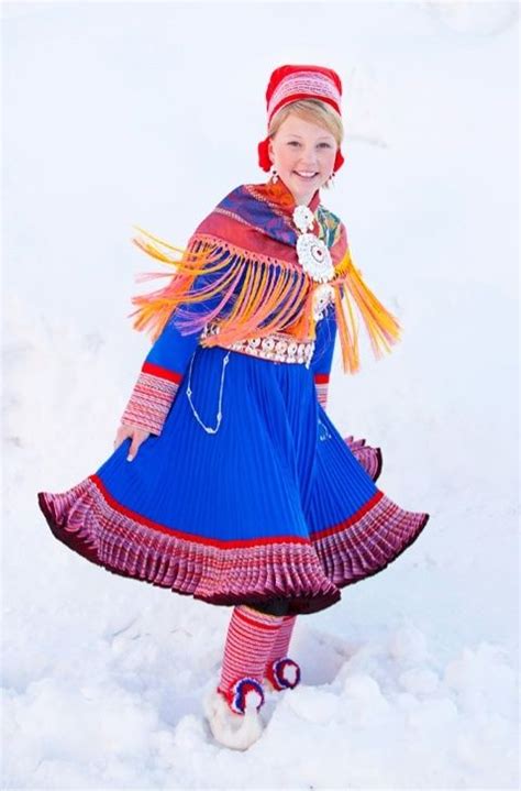北欧の少数民族【サーミ族】の、美しすぎる暮らし キナリノ 民族衣装 女性 民族衣装 可愛い