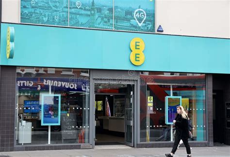 Ee Store London Editorial Photography Image Of Customers 148608067