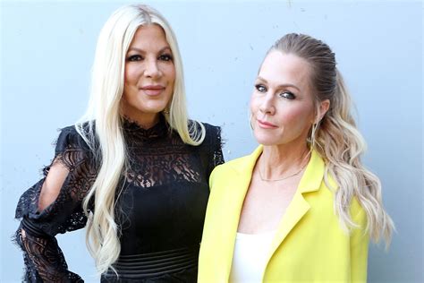 S Jennie Garth Tori Spelling Visit Kelly And Donna S Beach House