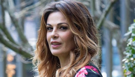 Nel 2001 è al timone di nonsolomoda su canale 5 e di sanremo giovani su rai 1. Amici Speciali, Vanessa Incontrada parteciperà al ...
