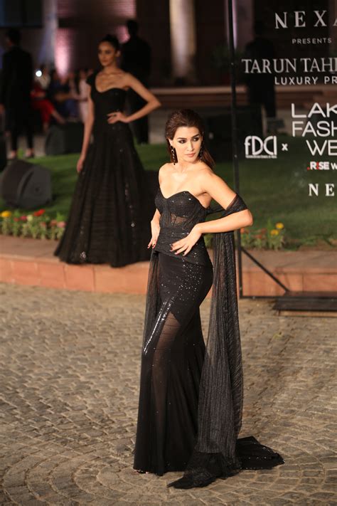 kriti sanon turns showstopper for tarun tahiliani at lakme fashion week 2022 boldsky