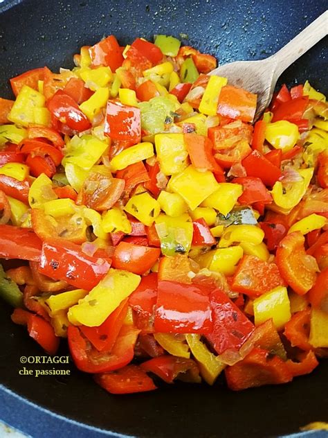 Aggiungete quindi le patate nella padella con la cipolla e. Peperoni in padella, con cipolla o senza - Ortaggi che ...