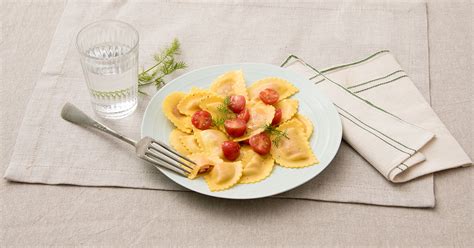 Farina di grano tenero 00, semola di grano. Ricetta Ravioli al Salmone con pomodorini - Findus