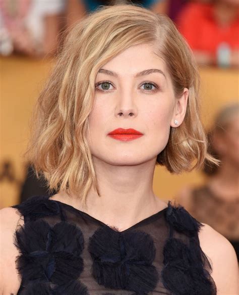 Rosamund Pikes Best Hair Moments Hairstyle Hair Styles Bob Hairstyles