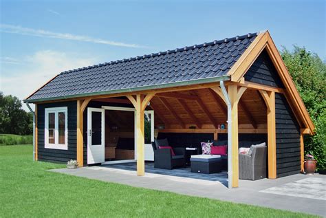 In het ontwerp kunnen geïntegreerde zonnepanelen, extra isolatie in buitengevel en dak, en driedubbele beglazing in grote raampartijen worden toegepast. Potdekselen, je schutting, schuur én de gevel van je huis ...