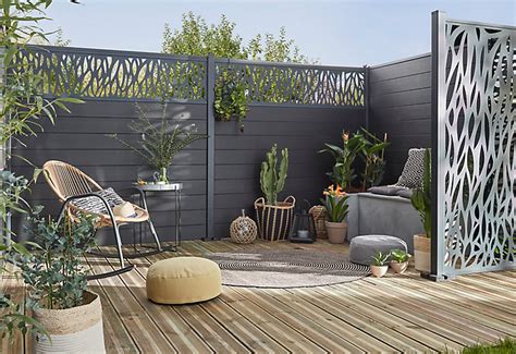 Faire une clôture de jardin en objets de récupération. Les panneaux composables Neva | Castorama