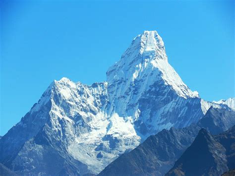 At an elevation of 8,848.13 meters, mount everest, or mount qomolangma is the main peak of the himalayas. Mount-Everest-Basislager Trekkingreise - Abenteuerreich.de