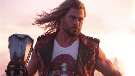 Chris Hemsworths Wife Wasnt A Fan Of His Thor Muscles