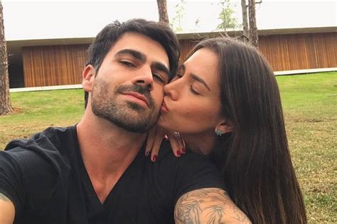 A loira está grávida de cinco meses, e os dois aguardam a chegada do primeiro filho. Climão! Ex-BBB Adriana Sant'Anna critica tatuagem de Rodrigão