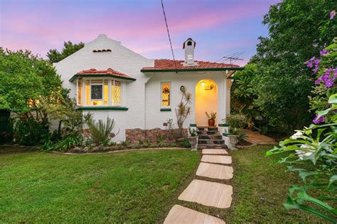 21 Curlewis Street Holland Park West Qld 4121