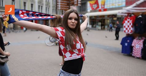 prelijepe hrvatske navijačice bodre vatrene na glavnom zagrebačkom trgu index hr