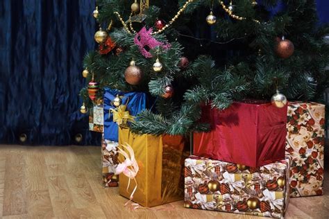 Cajas de regalo bajo el árbol de navidad Foto Premium