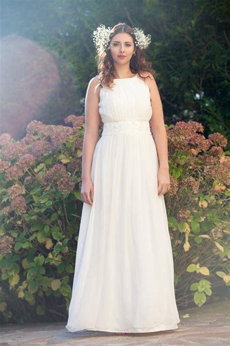 Am besten wählen sie ein hochzeitskleid aus, das zu ihrem charakter passt. Fairytale Wedding Dress/ Simple Beach Wedding Dress/ Flowy ...