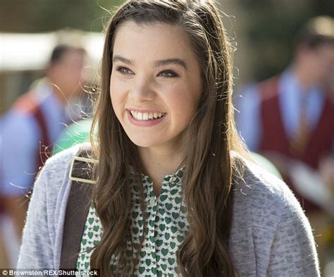 Hailee Steinfeld Confirms She Is In Pitch Perfect 3 Daily Mail Online
