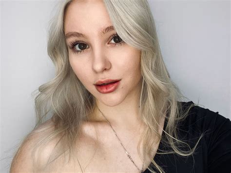 EvaJamesi Big Titted Blond Female Webcam SexCamDB Com