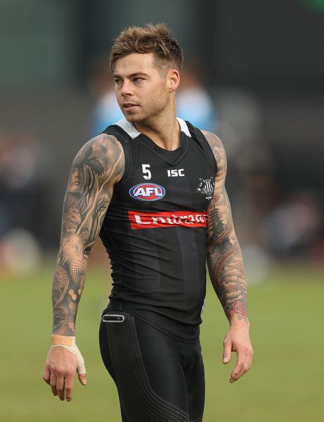 Elliott made eight tackles and completed five marks while also scoring one behind and logging 19 disposals (16 kicks, three. Jamie Elliott - Jamie Elliott Photos - Collingwood Magpies ...
