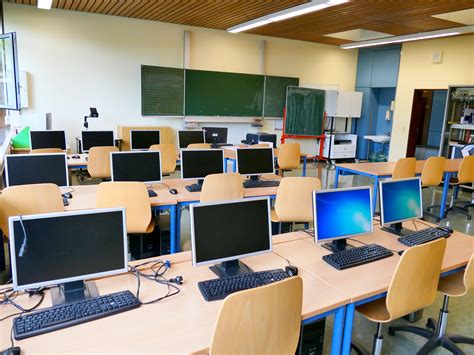 This program builds on the computer systems support certificate program to further prepare students for a career as a modern systems support technician. Free Images : office, classroom, school, computer room ...