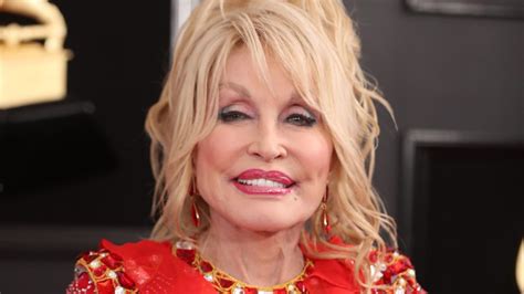 dolly parton admits she sleeps with her makeup on