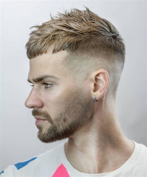 Toujours plus créatives et travaillées, les coupes de cheveux masculines sont de plus en plus variées pour offrir à chaque homme une coiffure à l'image de sa personnalité et son style. Nouvelle Coupe De Cheveux Pour Homme 2020 | Coiffures ...